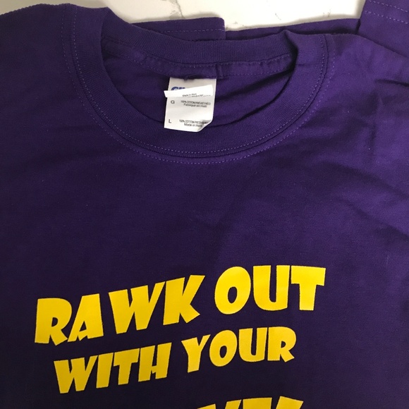 Wilfrid Laurier WLU Hawks T-Shirt Purple and Gold Rally Basketball Football L - Picture 3 of 3